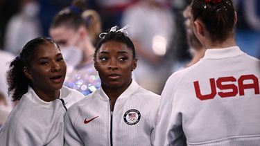 La estadounidense Simone Biles (C) reacciona con sus compañeras de equipo después de terminar segunda de la final del equipo femenino de gimnasia artística durante los Juegos Olímpicos de Tokio 2020&nbsp;