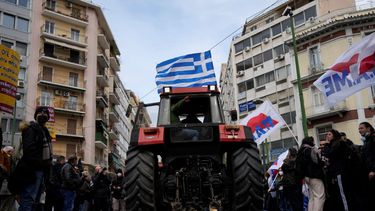 Agricultores protestan frente al Ministerio de Agricultura de Grecia, en Atenas, el viernes 18 de marzo de 2022, por los altos costos energéticos.