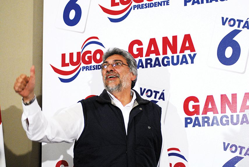 Fernando Lugo, de la Alianza Patriótica para el Cambio, saluda a llegar a una rueda de prensa en 2008. (ARCHIVO)