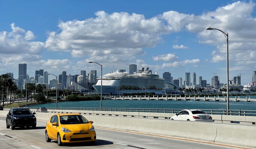 Vista panorámica del Puerto y edificios en el Downtown y Brickell en Miami.