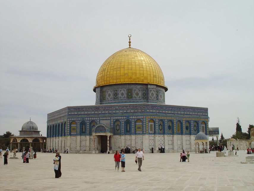 Vista parcial de la Explanada de las Mezquitas, donde se encuentra la Piedra de la Fundación, el eje del mundo para los judíos, donde estos honran a su milenaria religión judía y los musulmanes el lugar desde donde Mahoma subió al cielo.