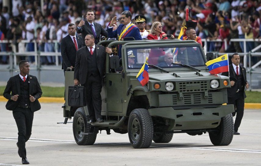 El dictador de Venezuela, Nicolás Maduro, y Cilia Flores, desfilan en un vehículo militar durante las celebraciones por el Día de la Independencia, en Caracas, el 5 de julio de 2025.&nbsp;