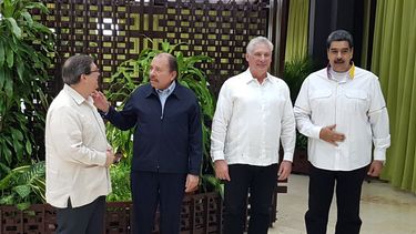 El dictador Daniel Ortega conversa con el canciller cubano Bruno Rodríguez, al lado el designado gobernante de Cuba Miguel Díaz-Canel y el dictador venezolano Nicolás Maduro, en la cumbre del ALBA, en La Habana.