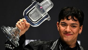 El cantante austriaco Johannes Pietsch, conocido como JJ, quien representa a Austria con la canción Wasted Love, sostiene el trofeo durante una conferencia de prensa tras ganar la gran final del Festival de la Canción de Eurovisión 2025 en el estadio St. Jakobshalle de Basilea el 18 de mayo de 2025.