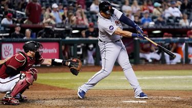 Miguel Cabrera justo en el momento de conectar el hit 3.054 en la MLB