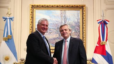 El presidente de Argentina, Alberto Fern&aacute;ndez (der.), y el designado gobernante cubano Miguel D&iacute;az-Canel, el 11DIC19.&nbsp;