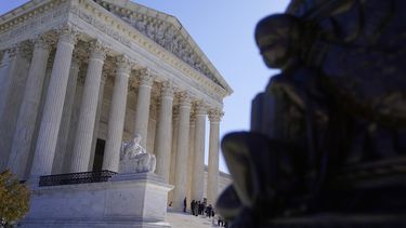 Vista parcial de la entrada de la sede de la Corte Suprema en Washington.