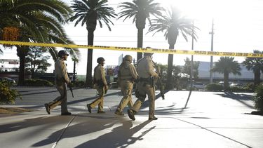 Varios policías trabajan en el lugar donde se produjo un tiroteo indiscriminado la pasada noche en Las&nbsp;Vegas, Estados Unidos, este 2 de octubre de 2017.