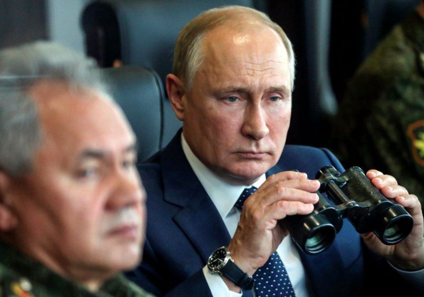 Vladimir Putin sostiene unos binoculares al observar maniobras militares conjuntas de Rusia y Bielorrusia en Nizhny Novgorod (Rusia) el 13 de septiembre del 2022.