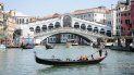 Turistas disfrutan de un paseo por Venecia.