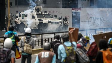 Manifestantes opositores se enfrentan a efectivos de la Guardia Nacional Bolivariana en una manifestación este lunes 8 de mayo de 2017, en Caracas, Venezuela.