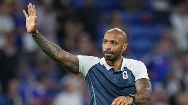 Thierry Henry, entrenador de la selección olímpica de Francia, festeja el triunfo sobre Egipto en las semifinales, el lunes 5 de agosto de 2024, en Decines&nbsp;
