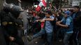 Los opositores al gobierno de la presidenta Dina Boluarte chocan con la policía durante una manifestación nacional contra Boluarte en Lima, Perú.