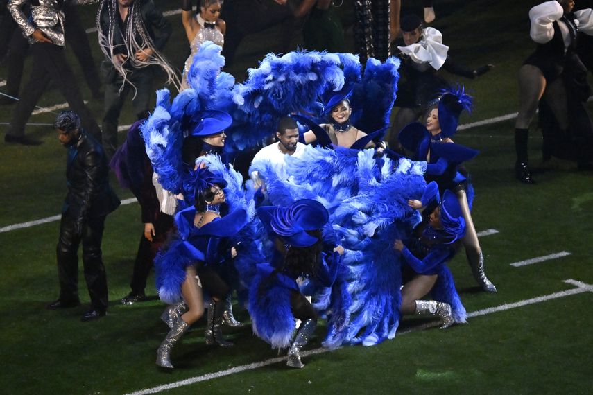 Usher actúa durante el medio tiempo del partido de fútbol americano Super Bowl 58 de la NFL entre los 49ers de San Francisco y los Chiefs de Kansas City el domingo 11 de febrero de 2024 en Las Vegas.