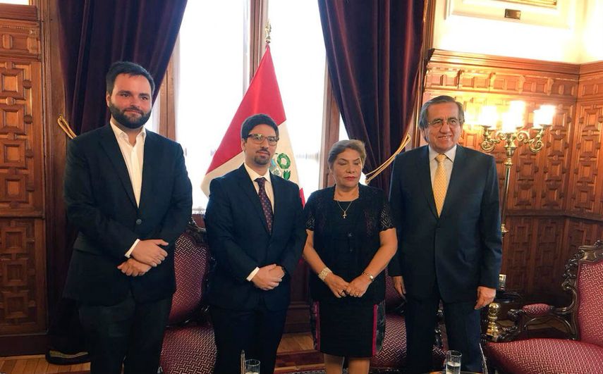 Los diputados opositores venezolanos, Freddy Guevara y Armando Armas, junto a la presidenta Congreso del Perú, Luz Salgado.
