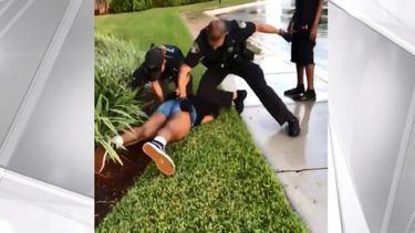 La joven comenzó a pelear y a resistirse al arresto cuando los oficiales intentaron detenerla.