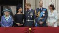 En esta fotografía del 10 de julio de 2018 la reina Isabel II, Meghan, el príncipe Harry, el príncipe William y Kate Middleton ven una demostración de la Fuerza Aérea Real por encima del palacio de Buckingham. En esta fotografía del 10 de julio de 2018 la reina Isabel II, Meghan, el príncipe Harry, el príncipe William y Kate Middleton ven una demostración de la Fuerza Aérea Real por encima del palacio de Buckingham.