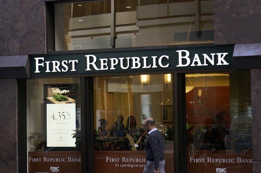 Un peatón pasa ante una oficina de First Republic Bank en San Francisco el 26 de abril de 2023. JPMorgan Chase Bank asumirá todos los depósitos y la mayoría de los activos del maltrecho First Republic Bank, según anunció la Corporación Federal de Garantía de Depósitos de Estados Unidos (FDIC, por sus siglas en inglés).&nbsp;