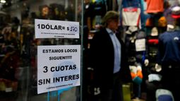 Una tienda de ropa anuncia el tipo de cambio informal de dólares estadounidenses con el peso argentino que utiliza para los turistas que pagan en moneda extranjera en Buenos Aires, Argentina.