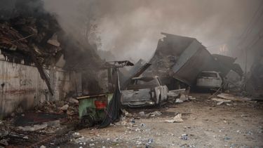 Vehículos destruidos y escombros después de una fuerte explosión, el lunes 14 de agosto de 2023, en San Cristóbal, República Dominicana.&nbsp;