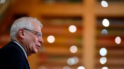 Josep Borrell, alto representante de la Unión Europea para Asuntos Exteriores y Política de Seguridad Común, habla con los periodistas antes de una reunión de ministros del Exterior de la UE en la sede del Consejo Europeo, en Bruselas, el lunes 25 de enero de 2021.