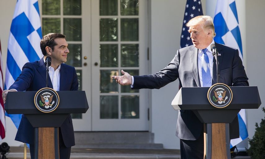 El presidente estadounidense, Donald J. Trump, y el primer ministro griego, Alexis Tsipras, ofrecen una rueda de prensa conjunta en el jardín de la Casa Blanca (17 de octubre de 2017). Tsipras y Trump mantuvieron una reunión en la que trataron asuntos bilaterales.