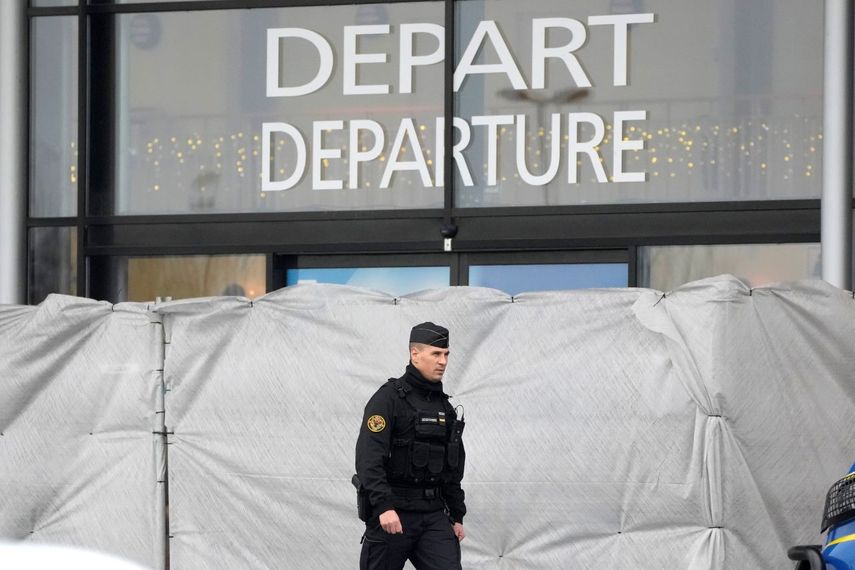 Un agente de la policía vigila en el Aeropuerto de Vatry el sábado 23 de diciembre de 2023, en el este de Francia.&nbsp;