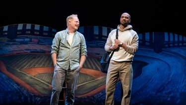 En esta imagen proporcionada por Polk & Co. Jesse Tyler Ferguson, izquierda, y Jesse Williams durante una función de la reposición de la obra de Broadway con temática de béisbol Take Me Out, en Nueva York.