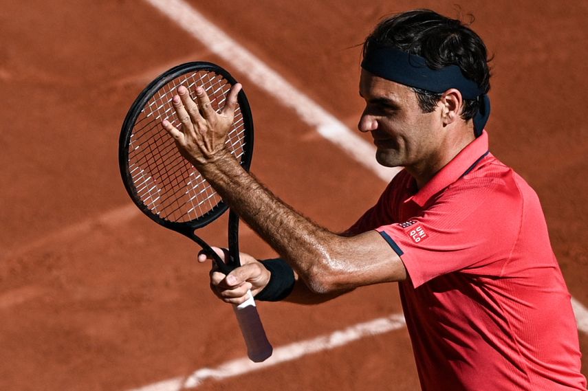 El suizo Roger Federer celebra después de ganar el partido de primera ronda contra Denis Istomin de Uzbekistán en el Roland Garros 2021 en París el 31 de mayo de 2021 &nbsp; &nbsp;