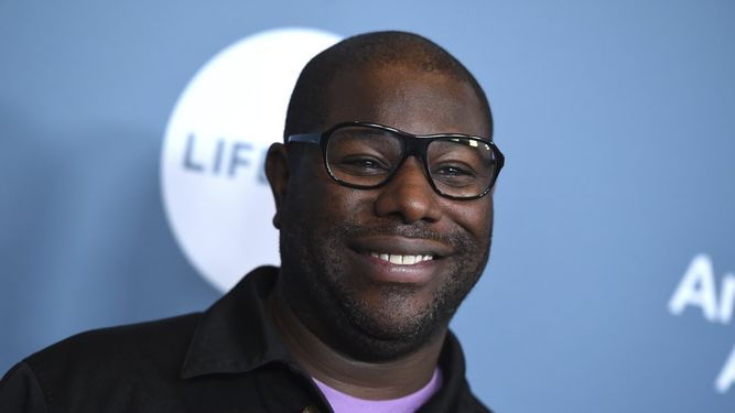 Steve McQueen llega al evento Women in Entertainment Breakfast de The Hollywood Reporter en Los Angeles el 5 de diciembre de 2018.&nbsp;Tres pel&iacute;culas originales del director galardonado con el Oscar Steve McQueen debutar&aacute;n en el Festival de Cine de Nueva York este a&ntilde;o.