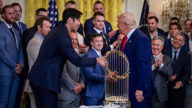 El astro japonés de los Dodgers de Los Ángeles, Shohei Ohtani (izquierda), saluda al presidente estadounidense Donald Trump en la visita del equipo a la Casa Blanca, el 7 de abril de 2025.