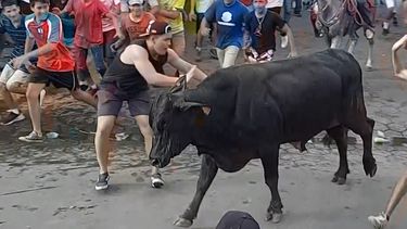 Cientos de residentes de Masaya, en Nicaragua, participan en el tope de toros, una tradici&oacute;n que forma parte de las fiestas patronales de San Jer&oacute;nimo.