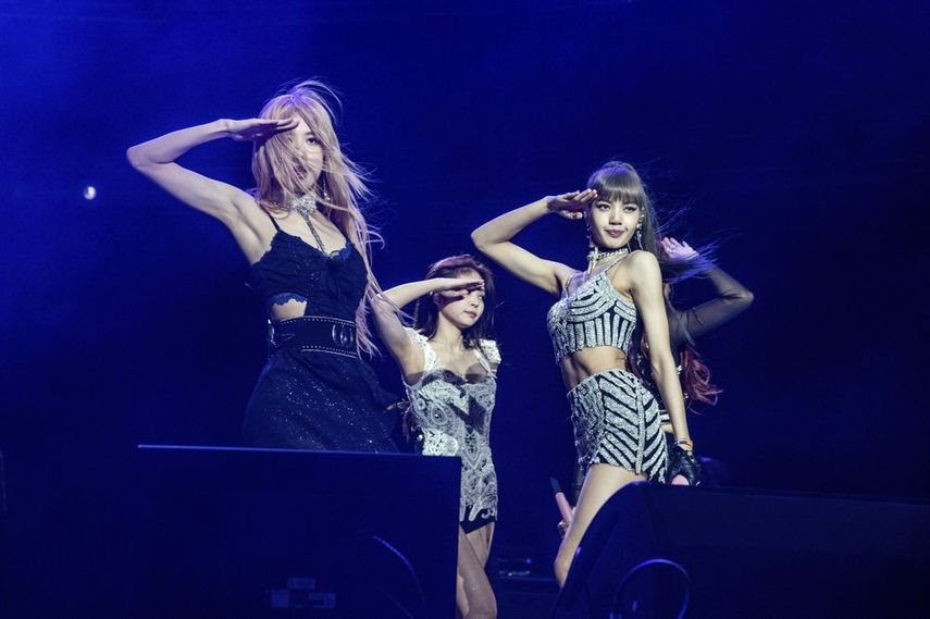 De izquierda a derecha: Rose, Jenni Kim y Lisa de Blackpink durante una presentación en el Festival de Música y Arte de Coachella en Indio, California el 12 de abril de 2019.