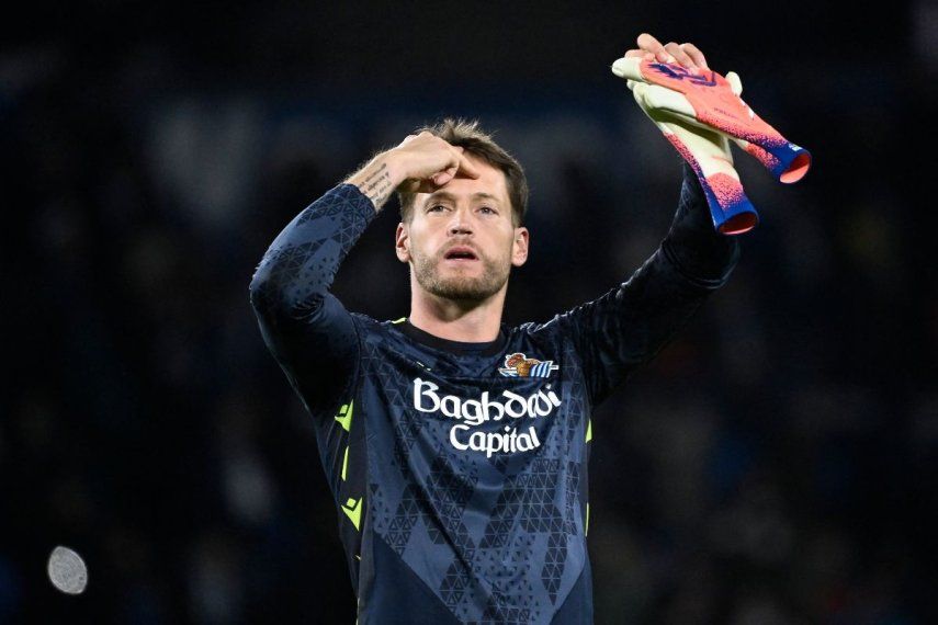 El portero de la Real Sociedad, Alex Remiro, saluda a los aficionados presentes tras la conclusión de un partido, el 4 de enero de 2026.