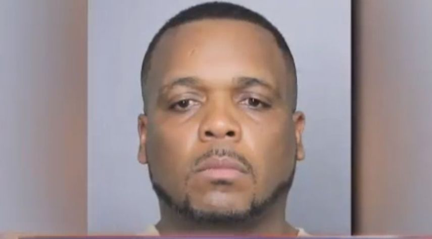 Avo Avard Roker, de 32 años,&nbsp;fue&nbsp;arrestado el sábado en un aeropuerto.