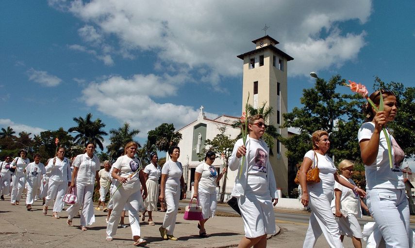 Medio centenar de integrantes de las Damas de Blanco y un grupo de cinco miembros del Partido Radical italiano participan el domigo 18 de marzo de 2007 en una marcha en La Habana, Cuba, en coincidencia con el cuarto aniversario del inicio de las detenciones de 75 disidentes en 2003 por parte del régimen de la isla.