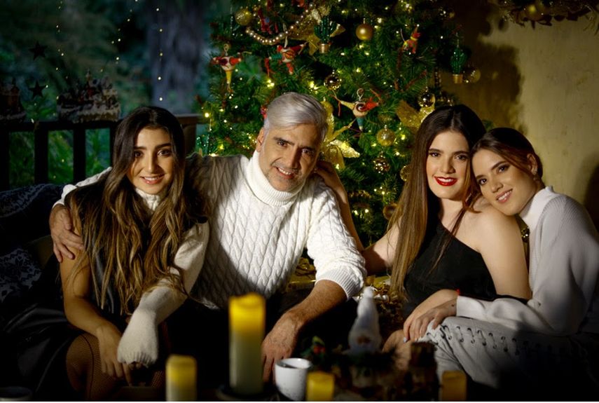 Alejandro Fernández junto a su tres hija.&nbsp;