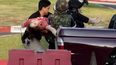 Soldados armados sacan a una persona del centro comercial Terminal 21 Korat en Nakhon Ratchasima, Tailandia, el domingo 9 de febrero de 2020. Un agresor descrito como un soldado molesto por una disputa econ&oacute;mica mat&oacute; a varias personas el s&aacute;bado en el nordeste de Tailandia.&nbsp;
