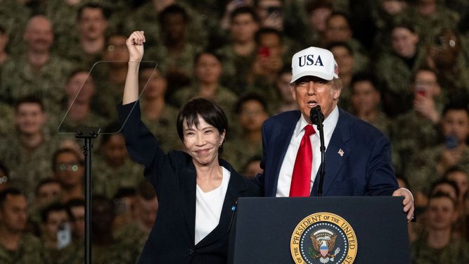 La primera ministra de Japón Sanae Takaichi junto al presidente de Estados Unidos Donald J. Trump a bordo del buque de guerra USS George Washington en la base naval de Yokosuka.  La primera ministra de Japón Sanae Takaichi junto al presidente de Estados Unidos Donald J. Trump a bordo del buque de guerra USS George Washington en la base naval de Yokosuka.
