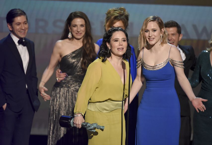 Alex Borstein y Rachel Brosnahan, a la derecha, aceptan el Premio SAG al mejor elenco de una serie de comedia para The Marvelous Mrs. Maisel, el domingo 19 de enero del 2020 en Los Angeles.&nbsp;