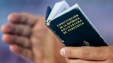 Un grupo denominado Representantes de la Plataforma Ciudadana en Defensa de la Constitución acudió a la sede del CNE para entregar un documento en defensa de la Carta Magna vigente.&nbsp;