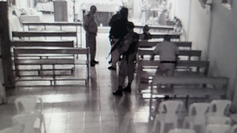 Captura de pantalla de las cámaras de vigilancia de la capilla muetra a los agentes de policía y antimotines en el interior de la sede religiosa.