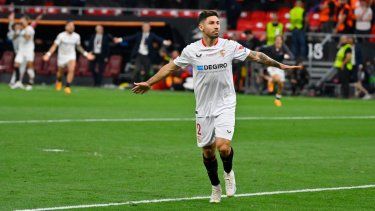 El argentino Gonzalo Montiel, del Sevilla, festeja tras convertir un penalti en la tanda que definió la final de la Liga Europa ante la Roma, el miércoles 31 de mayo de 2023 en Budapest.