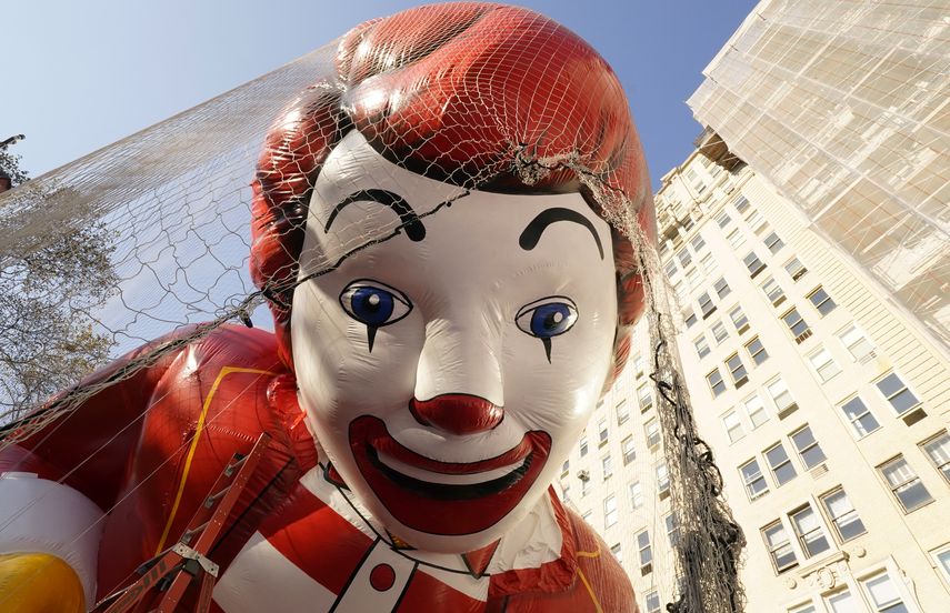 Los miembros de de Macys trabajan para inflar el balón de la mascota de McDonalds, Ronald McDonald, que se usará en el próximo 96 Desfile del Día de Acción de Gracias de Macys, en la ciudad de Nueva York el 23 de noviembre de 2022.