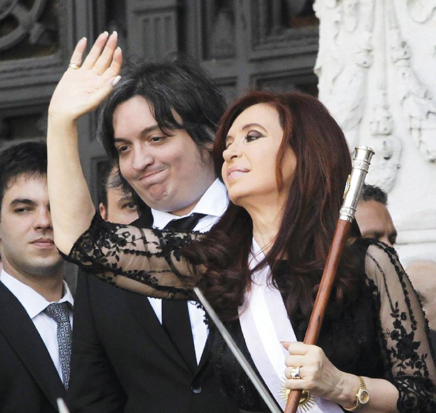 La presidenta Cristina Fernández junto a su  primogénito, Máximo, quien debutó como candidato a diputado. (ARCHIVO)