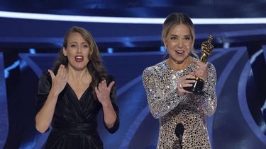 Sian Heder, a la derecha, recibe el Oscar al mejor guion adaptado, por CODA, el domingo 27 de marzo de 2022 en el Teatro Dolby, en Los Ángeles. 