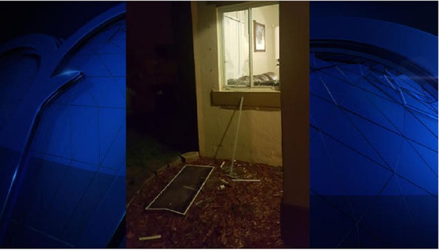 Sólo se reportaron daños en una ventana de la vivienda.