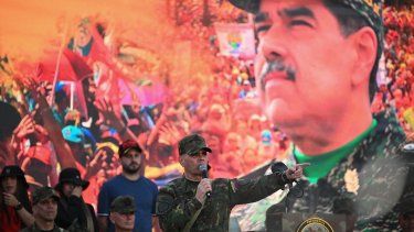 El ministro de Defensa de Venezuela, Vladimir Padrino López, habla durante un despliegue militar en apoyo al presidente Nicolás Maduro en la avenida Bolívar de Caracas el 23 de septiembre de 2025.