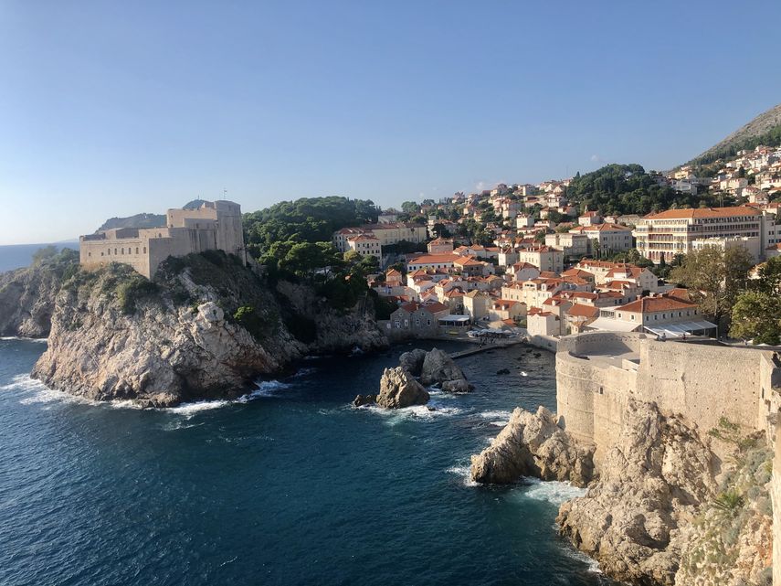 Vista de Old Town desde uno de los puntos m&aacute;s elevados de las murallas conocidas como City Wall, uno&nbsp; de los sets de grabaci&oacute;n de la serie Game of Thrones.&nbsp;