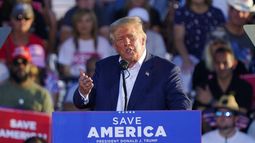 El expresidente Donald Trump ante miles de seguidores.